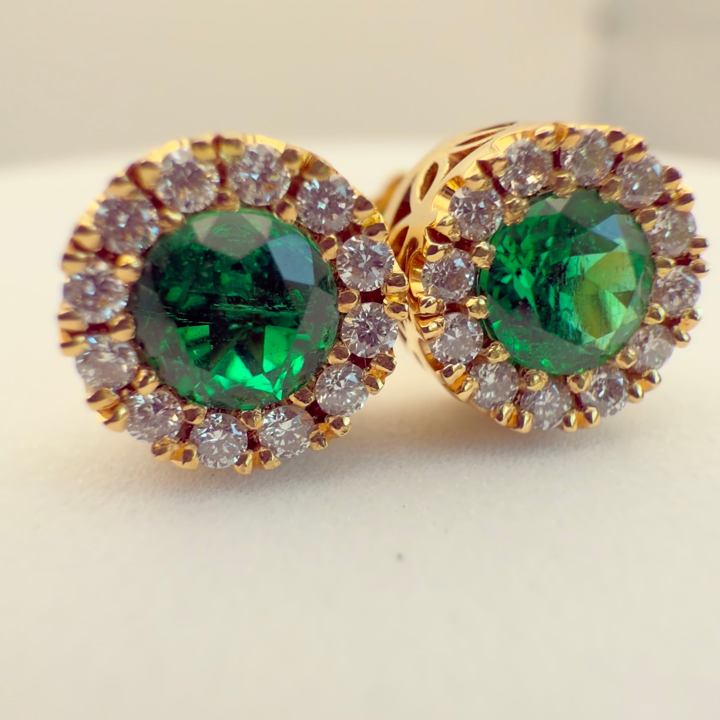 High-Quality Round Colombian Emerald & Diamond Earrings – 0.55 ct | 24 Diamonds | 18K Gold