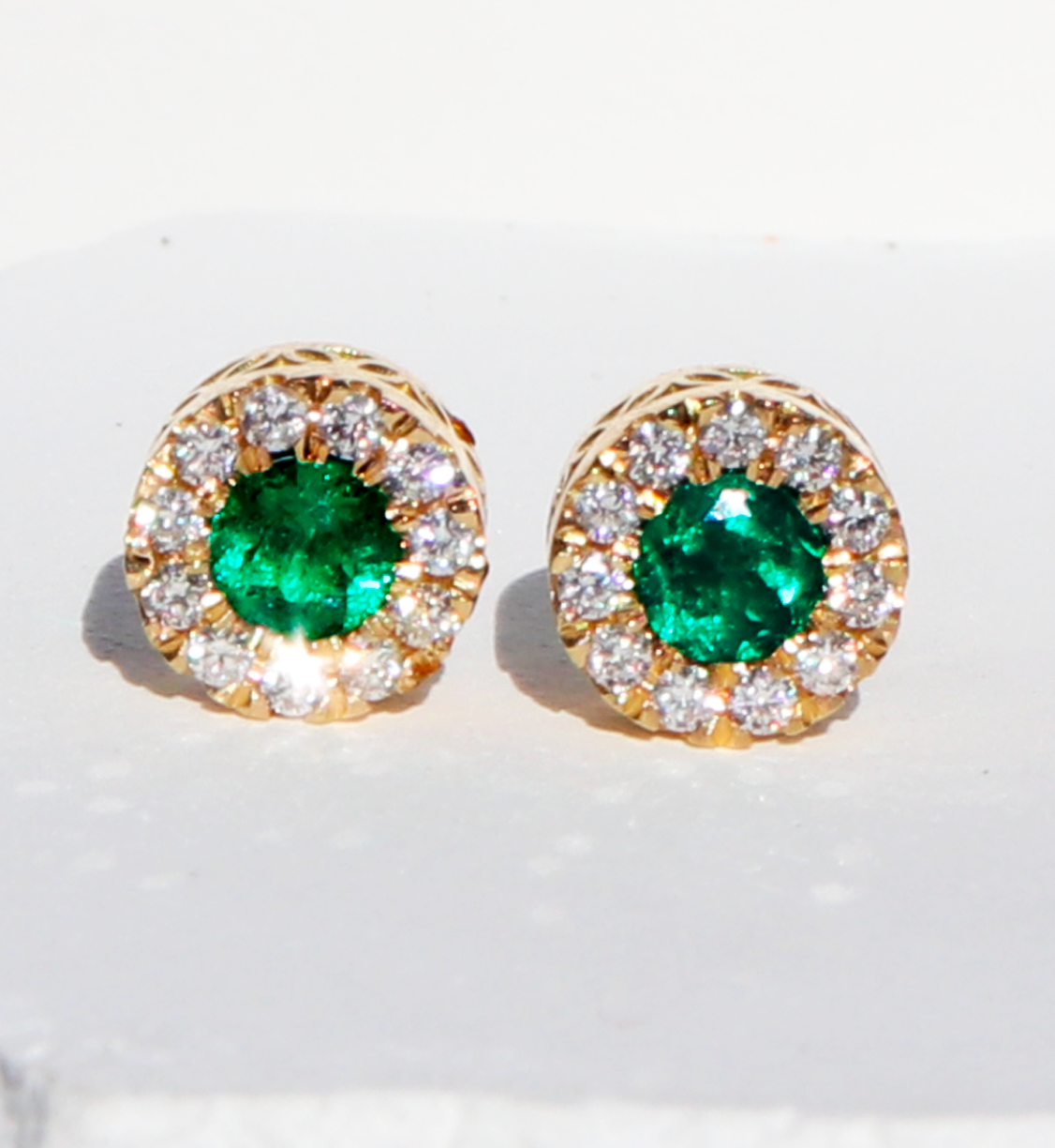 Aretes Maria Alice - Esmeralda Colombiana Forma Redonda con Diamantes | Oro Sólido 18K