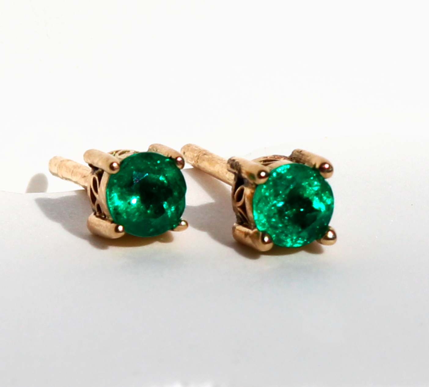Aretes Selvah - Esmeralda Colombiana Forma Redonda 0.40 ct | Oro Sólido 18K