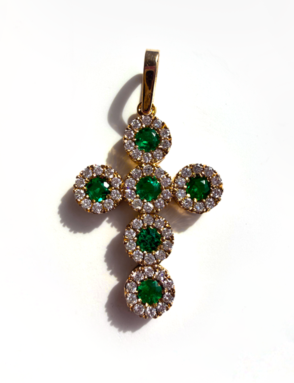 Dije Cruz Monarca - Esmeralda Colombiana 0.46 ct con Diamantes | Oro Sólido 18K