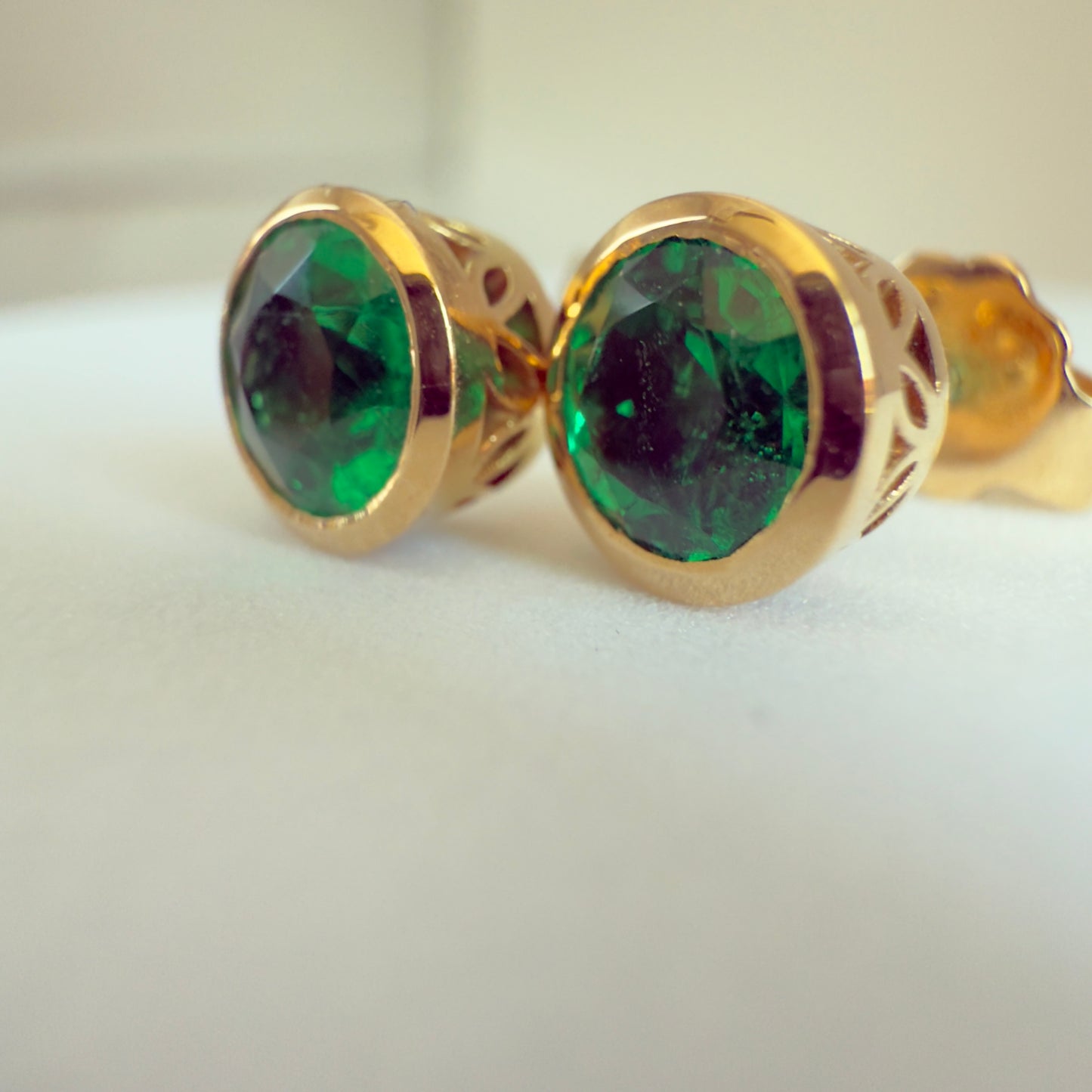 High-Quality Round Colombian Emerald Earrings – 0.95 ct | 18K Gold