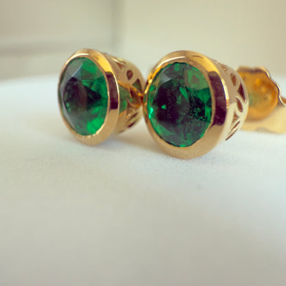 High-Quality Round Colombian Emerald Earrings – 0.95 ct | 18K Gold