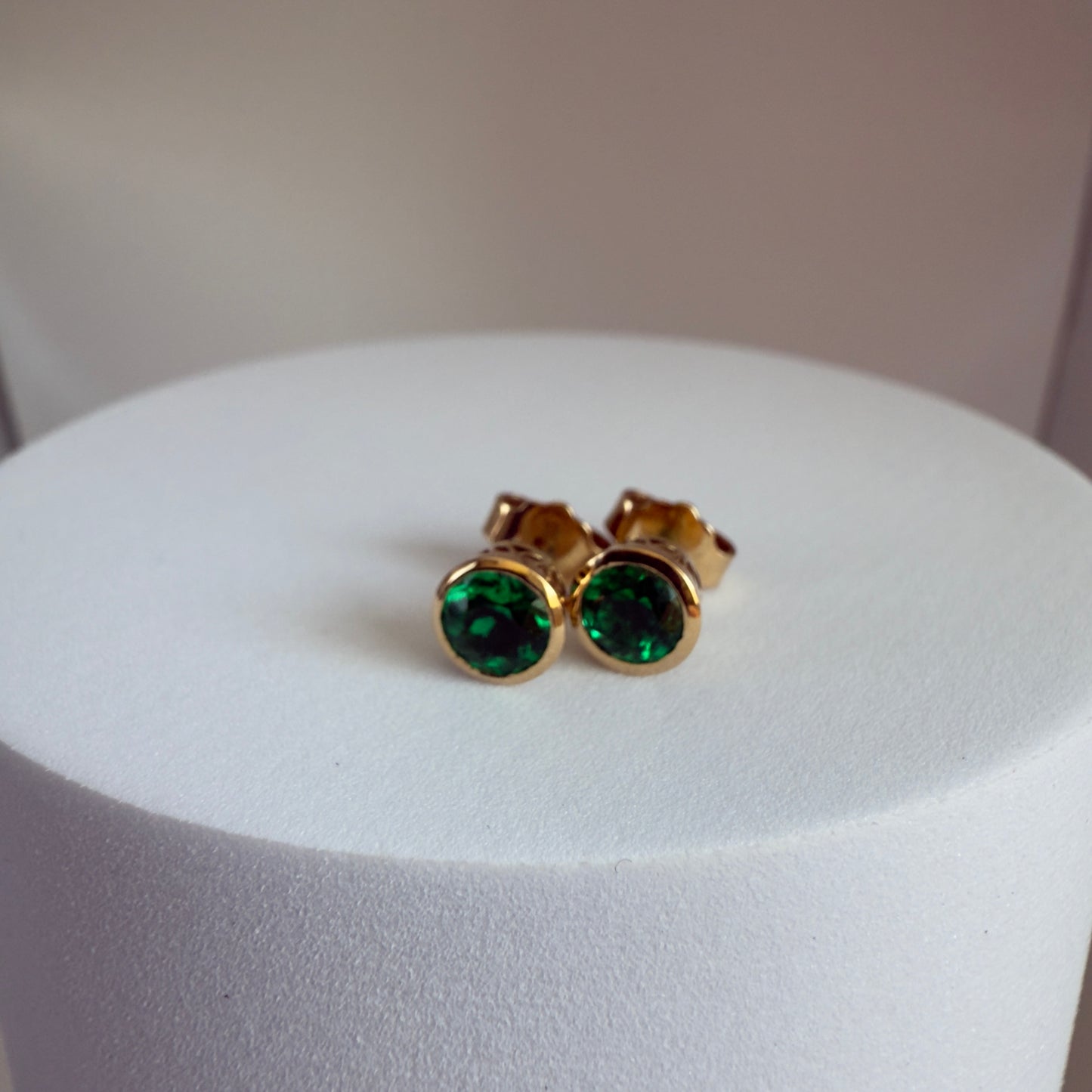 High-Quality Round Colombian Emerald Earrings – 0.95 ct | 18K Gold