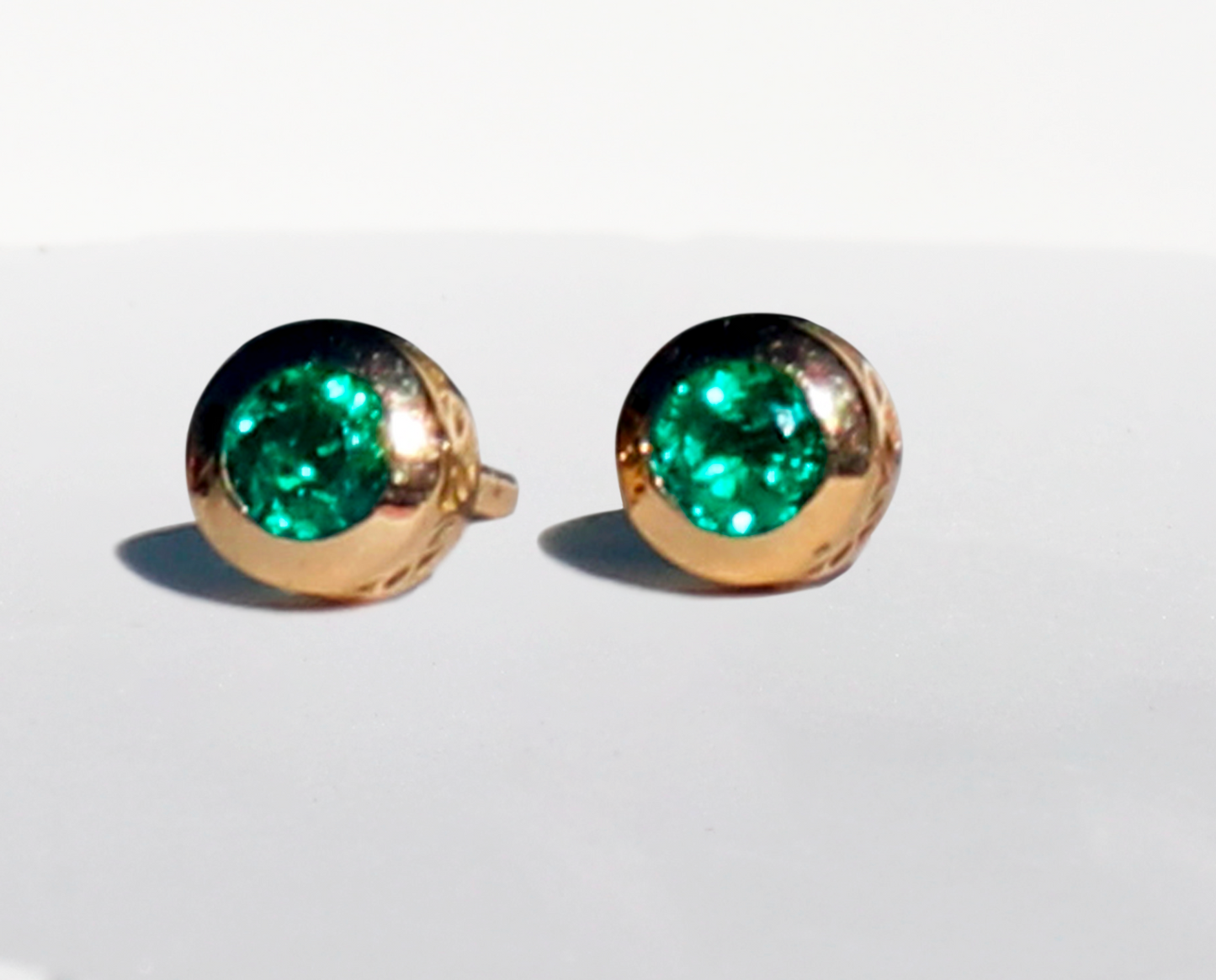 Aretes Páramo | Esmeralda Colombiana Forma Redonda 0.66 ct | Oro Sólido 18K