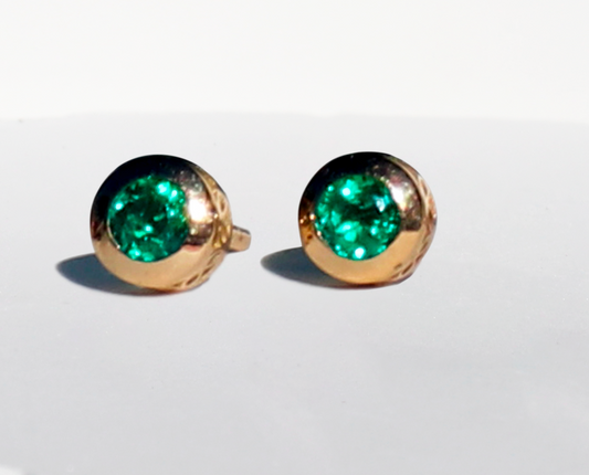 Aretes Páramo | Esmeralda Colombiana Forma Redonda 0.66 ct | Oro Sólido 18K